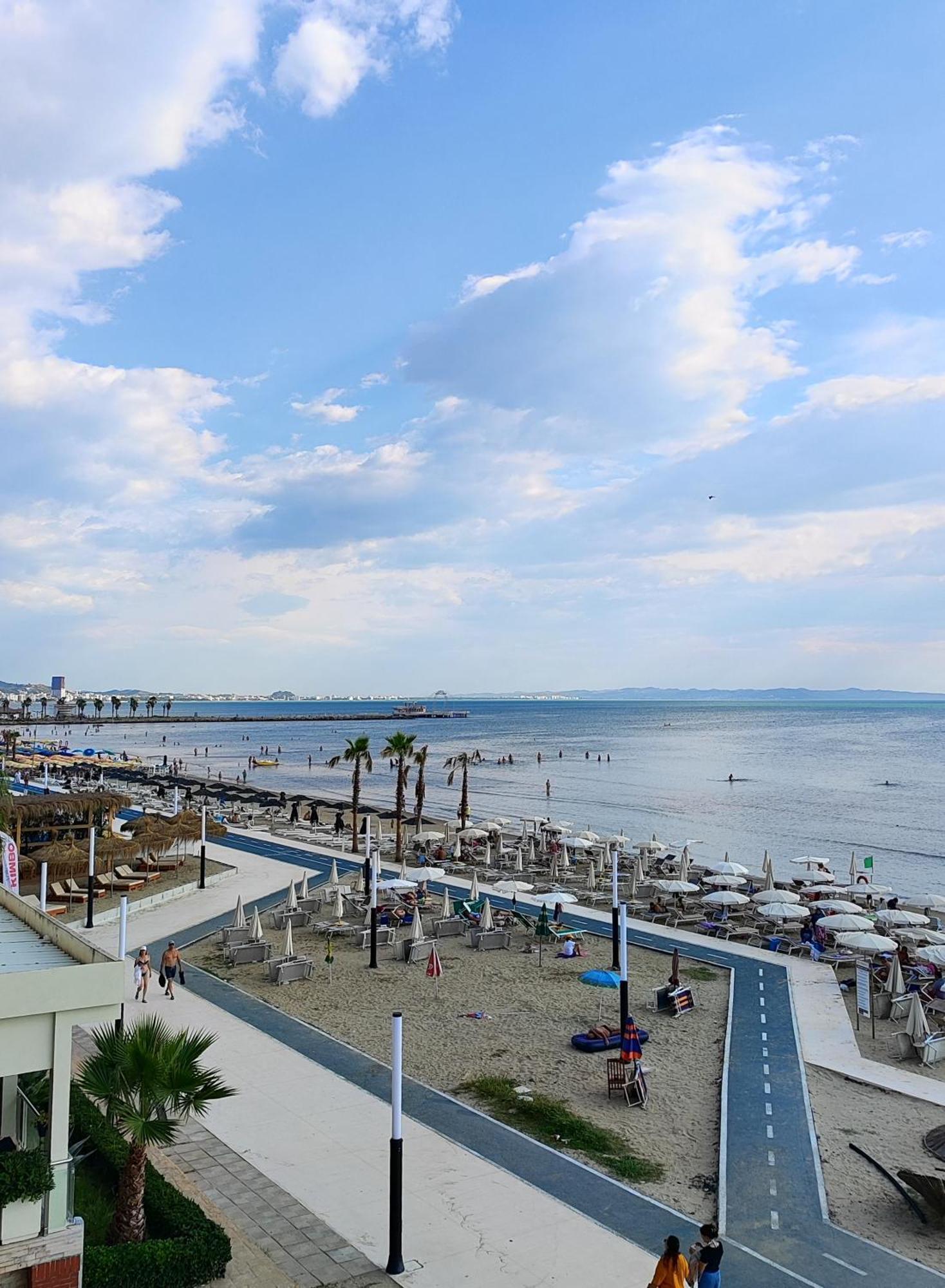 Calm Blue Sea Lägenhet Durrës Exteriör bild